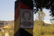 DDR-Grenzpfahl, Mödlareuth. Foto: Sascha Röber (c) 2003. http://www.ddr-im-www.de