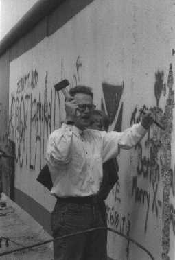Ein Mauerspecht bei der "Arbeit". Die Mauerstckchen wurden nicht selten an Touristen verkauft. Foto: Eigenbestand der DDR im WWW.