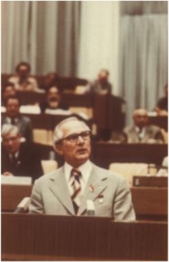 Erich Honecker spricht vor der DDR-Volkskammer.