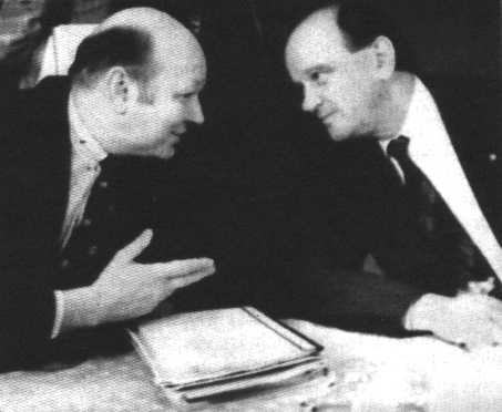 Walter Momper (SPD), links, im Gesprch mit dem Ost-Berliner Brgermeister Erhard Krack (SED).